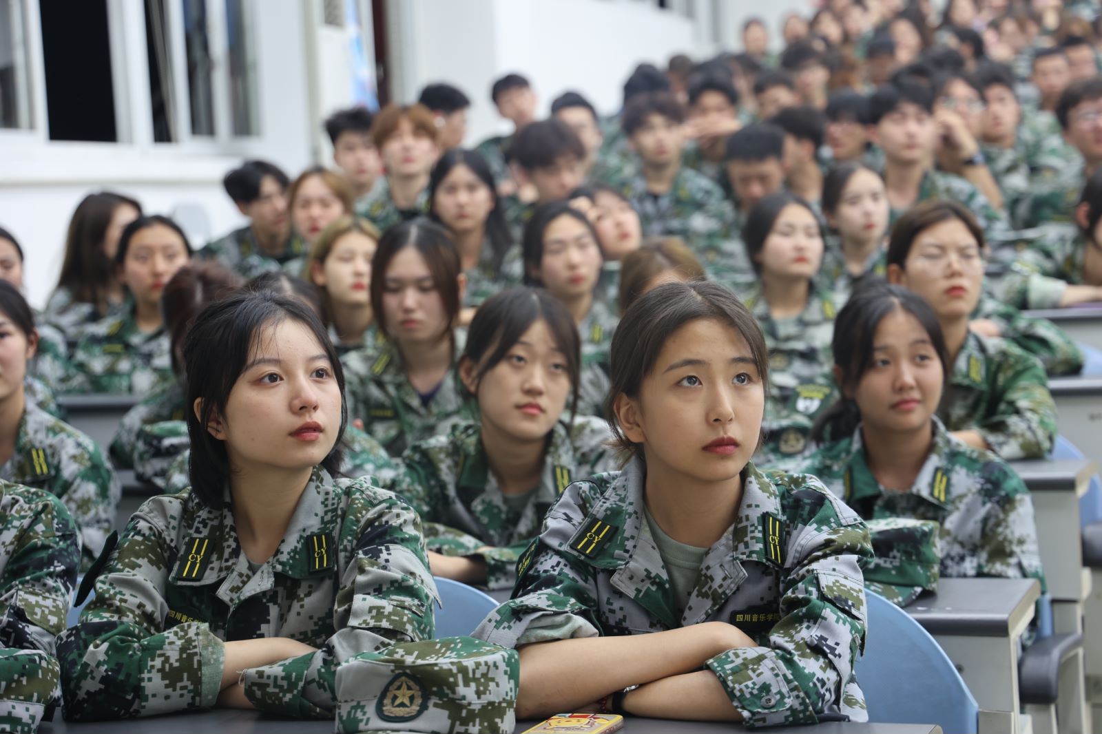 6专注听讲.jpg 6专注听讲.jpg