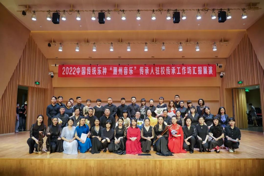 演出人员合影.jpg 演出人员合影.jpg