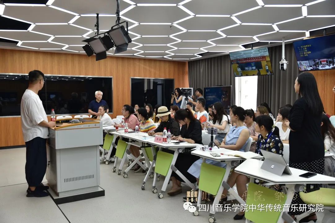 讲座现场.jpg 讲座现场.jpg