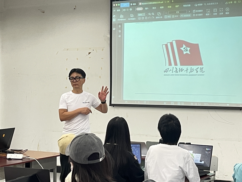 1-2020年周靖明教授与学生讨论标志设计方案_副本.jpg 1-2020年周靖明教授与学生讨论标志设计方案_副本.jpg