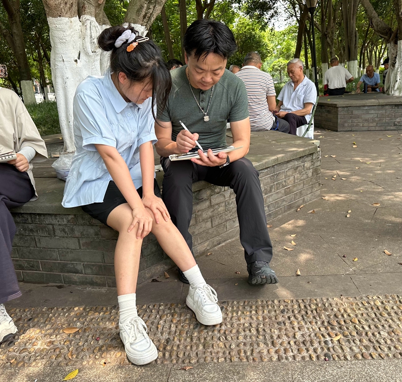 5-周靖明教授为学生的图形设计进行指导_副本.jpg 5-周靖明教授为学生的图形设计进行指导_副本.jpg