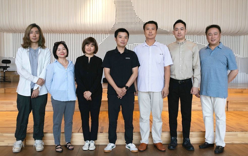 合影室内乐教研室.jpg 合影室内乐教研室.jpg